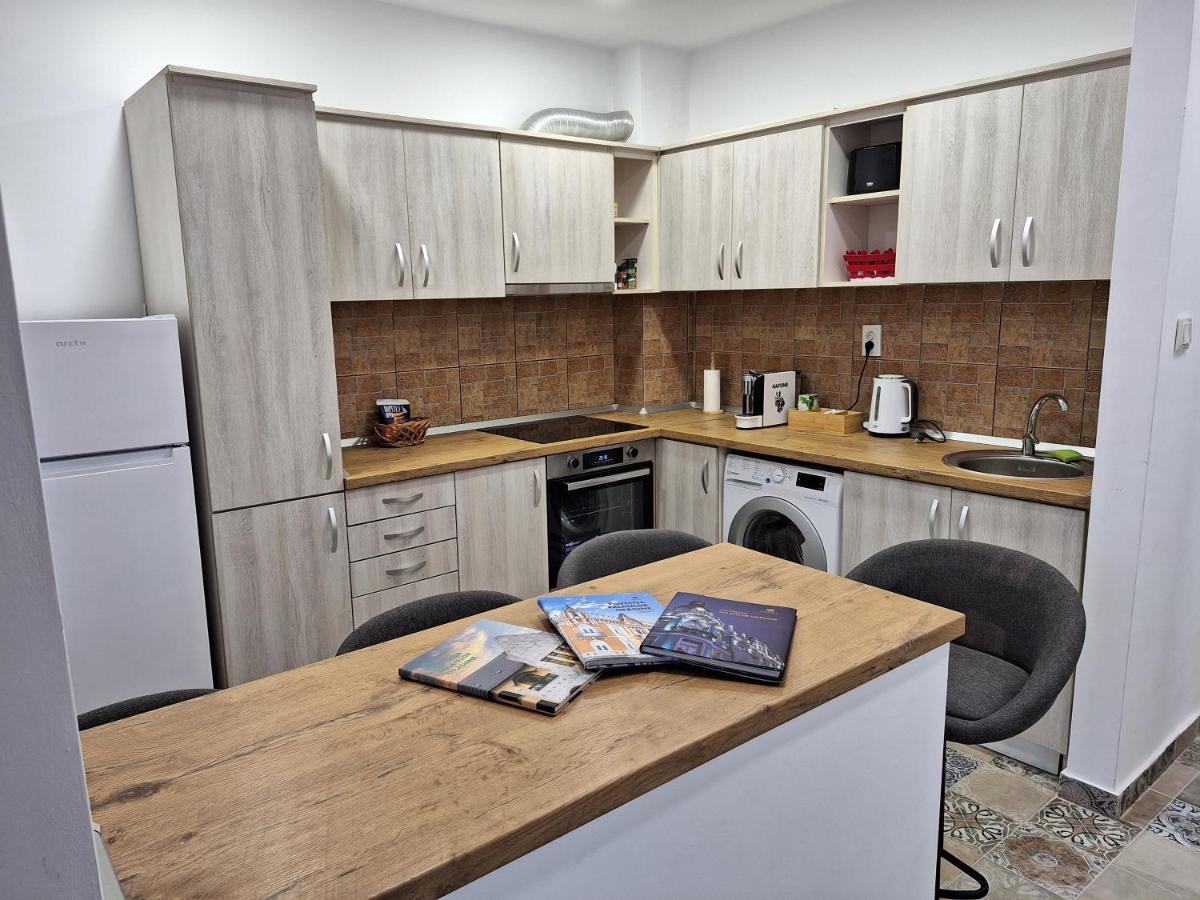 Black Eagle Central Unirii Square, 2 King Size Bedrooms, Free Private Parking Oradea Exteriér fotografie
