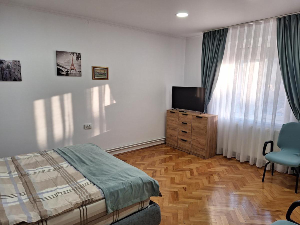 Black Eagle Central Unirii Square, 2 King Size Bedrooms, Free Private Parking Oradea Exteriér fotografie