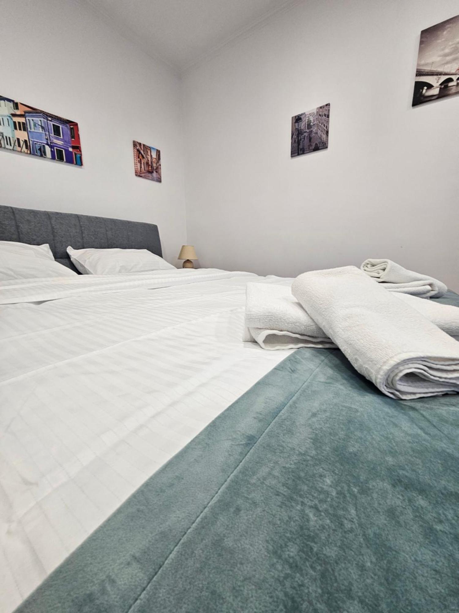 Black Eagle Central Unirii Square, 2 King Size Bedrooms, Free Private Parking Oradea Exteriér fotografie